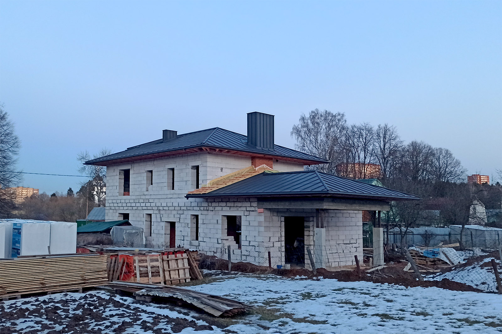 Монтаж кровли на доме в стиле Райта